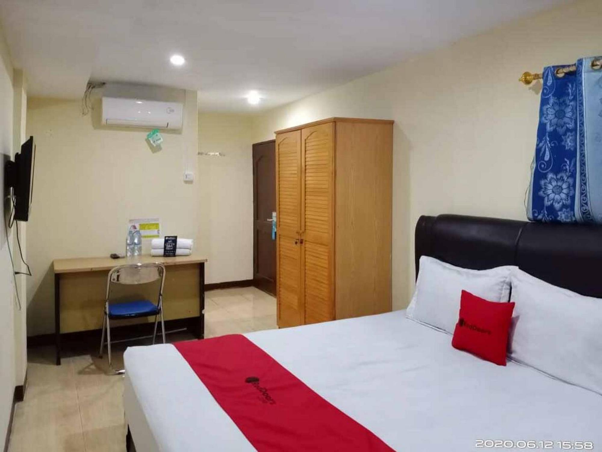 Hotel Reddoorz At Jalan Japaris Medan Extérieur photo